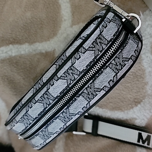 Michael Kors Crossbody - Picture 4 of 12